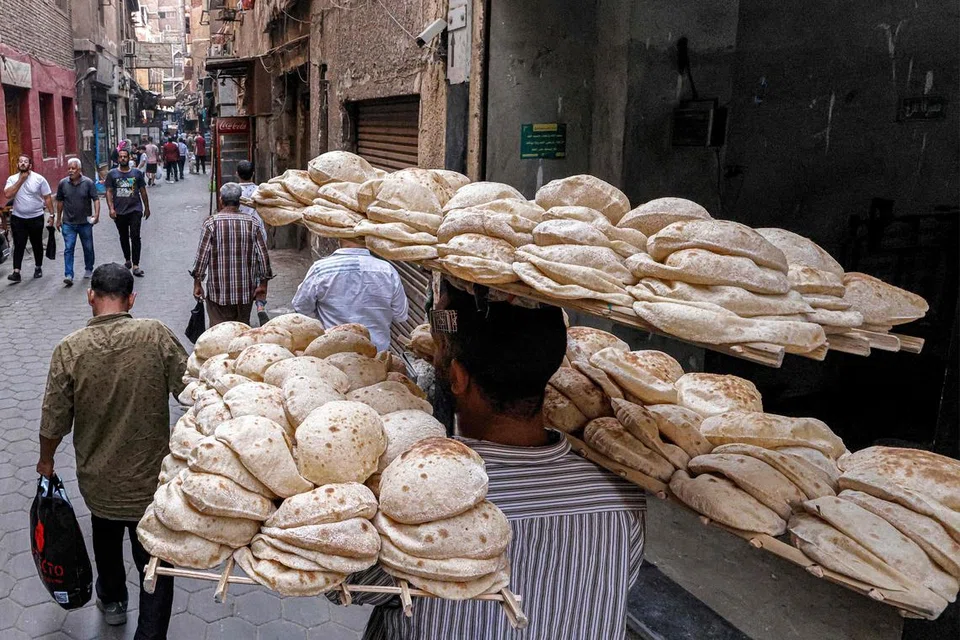 BIMBANG HARGA NAIK: Gandum yang merupakan makanan utama penduduk di negara-negara di Timur Tengah semakin mahal harganya ekoran tindakan Russia keluar daripada perjanjian bijirin. 