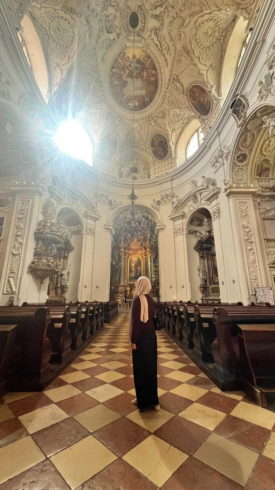 Penulis, Cik Kaiyishah Ayuni, berkunjung ke Gereja Servite, Daerah ke-9 di Vienna.