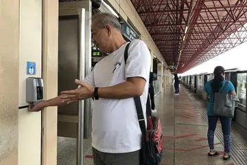 ADA DI TEMPAT AWAM: Orang ramai boleh menggunakan sanitiser yang disediakan di tempat-tempat awam seperti di stesen MRT. Ia kian menjadi tabiat warga Singapura untuk menggunakan sanitiser dan dilihat sebagai satu norma baru. - Foto fail