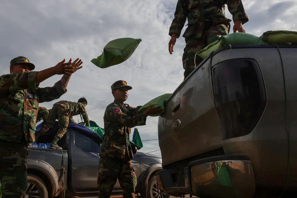 Tentera memuatkan sumbangan ke dalam kenderaan selepas majlis penyerahan bantuan di wilayah Oddar Meanchey, Kemboja, pada 29 Julai pada hari yang menyaksikan rundingan ketenteraan dijadual berlangsung susulan persetujuan gencatan senjata antara pemimpin Kemboja dengan Thailand yang berkuat kuasa mulai tengah malam 28 Julai.