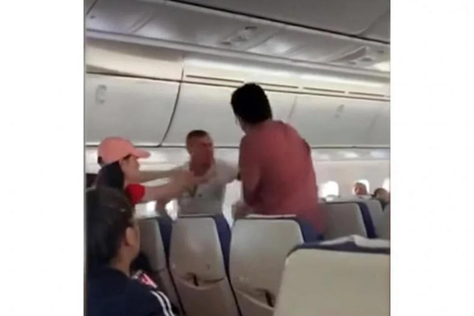 DILENCONG: Penerbangan Scoot dari Gold Coast ke Singapura telah dilencongkan selepas penumpangnya bertumbuk.