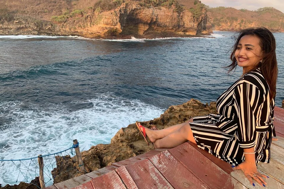MENGAKU SALAH: Personaliti media sosial, Lina Mukherjee dihukum penjara dua tahun selepas mengaku salah mengungkapkan ‘bismillah’ sebelum makan keropok khinzir  