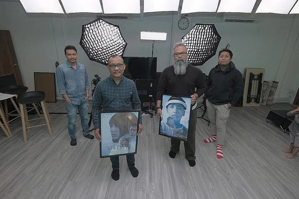 CIPTA DUNIA BARU DRAMA MELAYU: Pengarah dan penulis naskhah 'Distopia', Muhammad Mahfuz Mazlan (dua dari kanan) yakin anak Melayu mampu menghasilkan drama dengan jalan cerita yang mampu dihadam penonton antarabangsa. Bersamanya ialah (dari kiri) pereka bentuk penerbitan Yane Shaharuddin, penerbit eksekutif Salleh Abdul Samad dan penerbit Iskandar Ramli. - Foto BH oleh GAVIN FOO