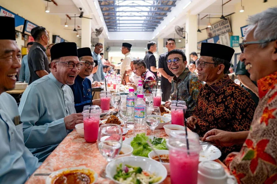 HUBUNGAN INDONESIA-MALAYSIA: Datuk Seri Anwar Ibrahim (dua dari kiri) meluangkan masa makan tengah hari di Medan Selera Jalan Duta, Kuala Lumpur dengan calon Naib Presiden Indonesia, Encik Mahfud MD (dua dari kanan). 