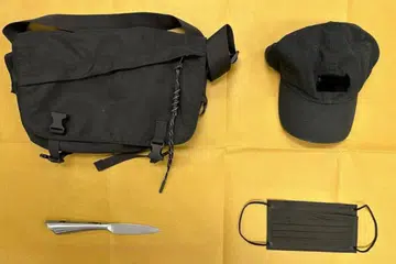 Lelaki tersebut yang memakai pelitup muka dan bertopi dikatakan telah merompak seorang mangsa wanita dan meminta wang tunai milik wanita itu dimasukkan ke dalam sebuah beg.