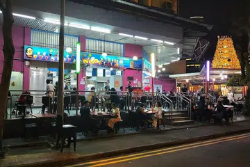 MAKIN MALAM MAKIN ENAK MENJAMU SELERA: Pelanggan di Restoran Adams di Serangoon Road. - Foto BM oleh INIAZ RAHIM