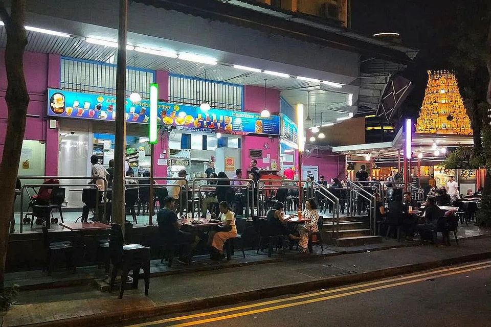 MAKIN MALAM MAKIN ENAK MENJAMU SELERA: Pelanggan di Restoran Adams di Serangoon Road. - Foto BM oleh INIAZ RAHIM
