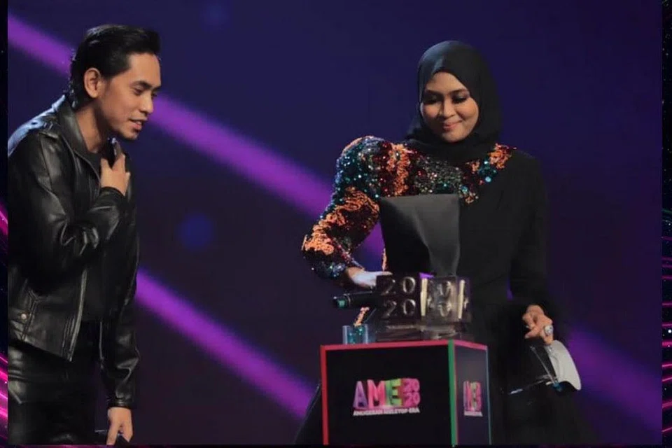 REZEKI BERKAT DOA PEMINAT: Siti Nordiana Alias (kanan) yang dinobatkan sebagai pemenang Anugerah Top Top MeleTOP Wanita dan Anugerah Top Top MeleTOP Grup/Duo pada Anugerah MeleTOP Era, Ahad (20 Disember) menghargai penat lelah peminatnya mengundi. Bersamanya ialah rakan duet Khai Bahar yang menerima bersama Anugerah Top Top MeleTOP Grup/Duo. - Foto INSTAGRAM ASTRO/MELETOP