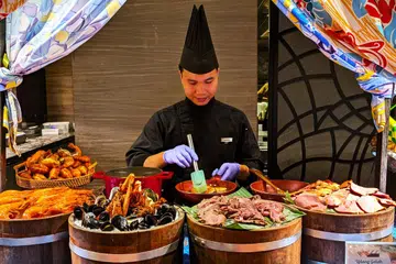 Chef Hamizan Hassan atau juga dikenali sebagai Chef Mizan yang berasal dari Pahang dikhususkan untuk menyediakan menu autentik dari negeri itu, udang galah masak diraja yang menjanjikan kelainan rasa buat pengunjung yang berbuka puasa di Sofitel Kuala Lumpur.