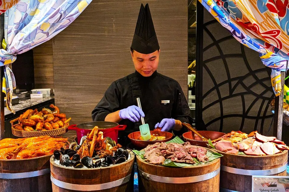 Chef Hamizan Hassan atau juga dikenali sebagai Chef Mizan yang berasal dari Pahang dikhususkan untuk menyediakan menu autentik dari negeri itu, udang galah masak diraja yang menjanjikan kelainan rasa buat pengunjung yang berbuka puasa di Sofitel Kuala Lumpur.