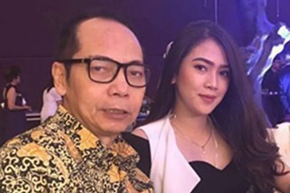 Gambar yang diterbitkan semula dalam akhbar The Jakarta Post menunjukkan jutawan Dodi Triyono dan balu beliau, Cik Agnesya Kalangi, yang dilaporkan hamil tujuh bulan.