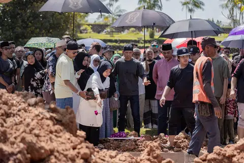 Tunang Allahyarham Mohammad Shahfiq, Cik Lili Afini Zahit, 27 tahun, kelihatan menaburkan bunga di kubur Allahayarham.