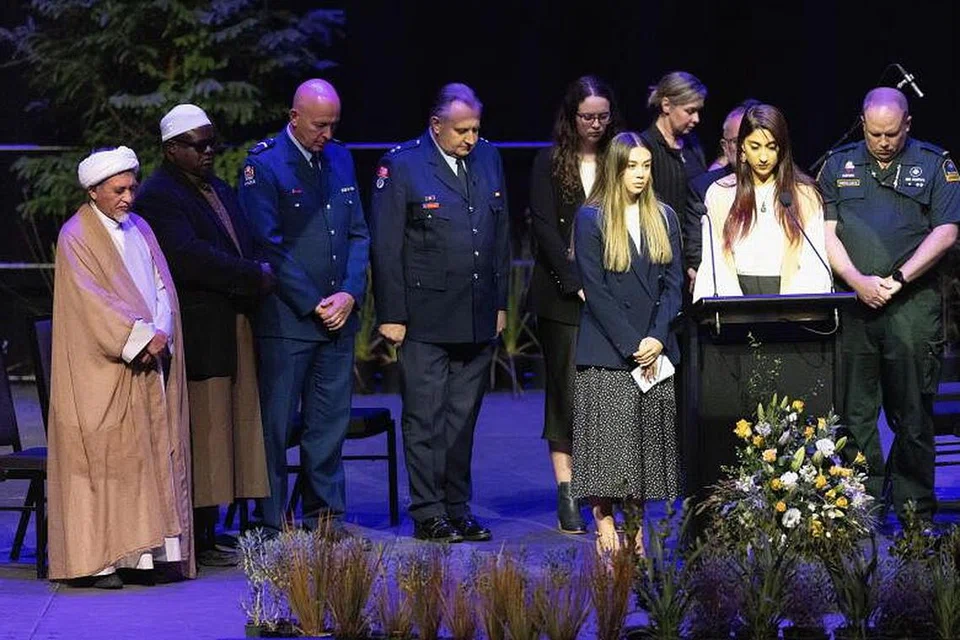 MENGENANG PERISTIWA BERDARAH: Anggota keluarga serangan dua masjid di Christchurch, New Zealand, membaca nama-nama yang terkorban di upacara memperingati peristiwa ini. - Foto EPA/EFE//MARTIN HUNTER AUSTRALIA AND NEW ZEALAND OUT