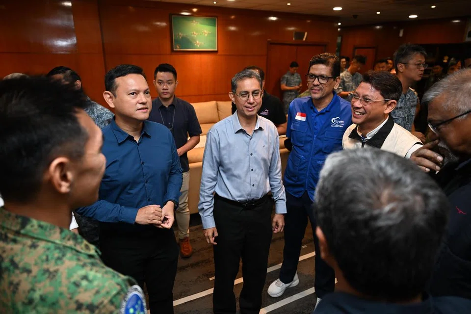 Pemangku Menteri Bertanggungjawab bagi Ehwal Masyarakat Islam, Profesor Madya Dr Muhammad Faishal Ibrahim (tiga dari kiri) dan Menteri Negara Kanan (Pertahanan merangkap Kemampanan dan Sekitaran), Encik Zaqy Mohamad (dua dari kiri) bercakap dengan Ketua Pegawai Eksekutif (CEO), Yayasan Rahmatan Lil Alamin (RLAF), Encik Adnan Abdul Hamid (empat dari kiri) dan penasihat khas Humanity Matters, Encik Hassan Ahmad (lima dari kiri) semasa di Pangkalan Udara Paya Lebar pada 12 Ogos.
