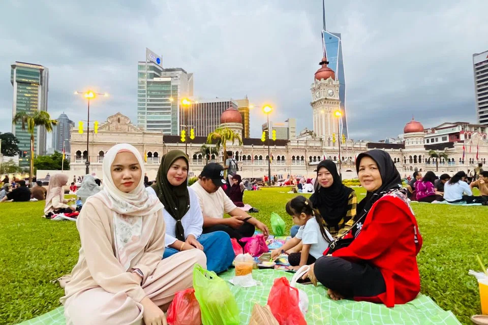 Cik Nurmimie Irsaliena Che Mansor, 26 tahun (dua dari kiri) bersama ahli keluarganya memilih untuk berbuka di Dataran Merdeka, Kuala Lumpur, kerana mahukan suasana berbeza berbanding berbuka di rumah.