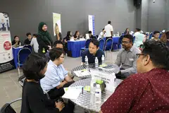 JALIN RANGKAIAN: Encik Zaqy Mohamad (duduk, tiga dari kanan) bersama peserta sesi Speed Date My Profession, yang membolehkan pemadanan dan jalinan rangkaian antara majikan, pakar industri dengan golongan karyawan, di pameran kerjaya Jump anjuran Mendaki Sense semalam. - Foto MENDAKI SENSE