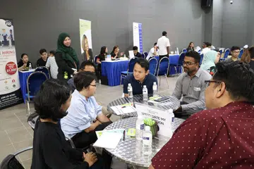 JALIN RANGKAIAN: Encik Zaqy Mohamad (duduk, tiga dari kanan) bersama peserta sesi Speed Date My Profession, yang membolehkan pemadanan dan jalinan rangkaian antara majikan, pakar industri dengan golongan karyawan, di pameran kerjaya Jump anjuran Mendaki Sense semalam. - Foto MENDAKI SENSE