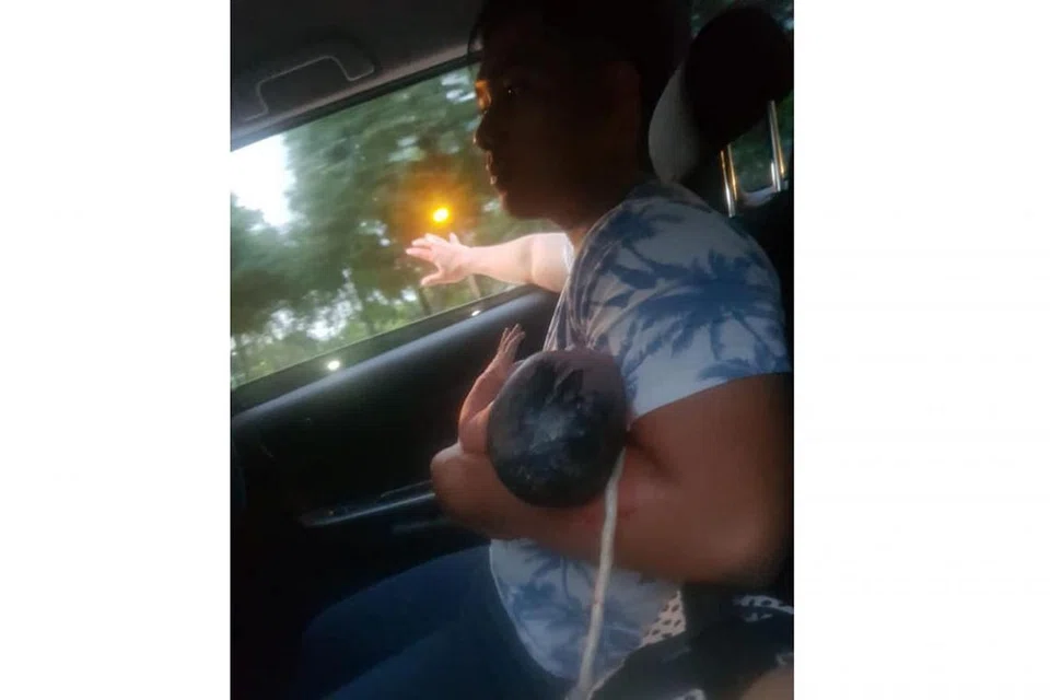 MINTA LALUAN: Encik Kamarulnizam bantu isterinya melahirkan bayi ketiga mereka di dalam kenderaan Grab. - Foto FACEBOOK KAMAL/WANI