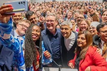 Dalam catatannya di Instagram pada 22 September 2024, Datuk Bandar London Sadiq Khan (depan tengah) menulis bahawa pilihan raya Datuk Bandar dan umum tahun itu menyaksikan Parti Buruh mencatat kemenangan besar di seluruh kota London dari kawasan pusat hingga pinggir bandar.
Beliau turut merakam penghargaan kepada calon-calon Parti Buruh, pasukan kempen, serta para aktivis @londonlabour yang disifatkannya sebagai “tulang belakang kejayaan bersejarah ini.”