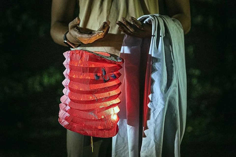 DUA KISAH MENJADI SATU: Rindu Di Bulan menyajikan dengan kreatif unsur mitos Cina mengenai Dewi Bulan Chang'e dan arnab bersama kisah Mak dan anak angkatnya, Azim, yang dilanda dilema mengenai hubungan mereka yang bukan mahram.