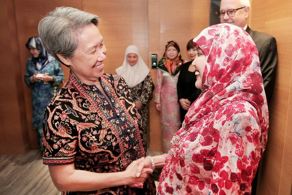 ALU-ALUKAN KEDATANGAN TETAMU ISTIMEWA: Isteri Perdana Menteri Lee Hsien Loong, Cik Ho Ching (kiri), berbual mesra dengan isteri Sultan Hassanal Bolkiah, Raja Isteri Pengiran Anak Hajah Saleha, di Istana semalam. - Foto ZAOBAO