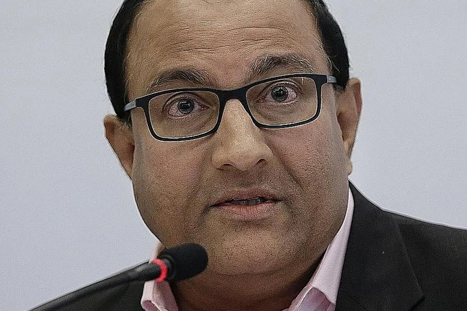 CONTOH BERJAYA: Pengasas Bersama Aalst Chocolate, Cik Connie Kwan, telah membangunkan firma itu melalui peningkatan daya penghasilan dan meluaskan ke luar negara. Kejayaan firma itu diambil sebagai contoh oleh Encik Iswaran (gambar atas). - Foto fail