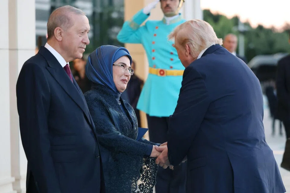 Presiden Turkey, Recep Tayyip Erdogan (kiri), bersama isterinya, Emine Erdogan, menyambut ketibaan Presiden Amerika Syarikat, Donald Trump, pada majlis sambutan rasmi untuk ketua-ketua negara dan kerajaan yang menghadiri Sidang Kemuncak Ketua-Ketua Negara dan Kerajaan NATO ke-36 di Kompleks Presiden di Ankara pada 7 Julai 2026.