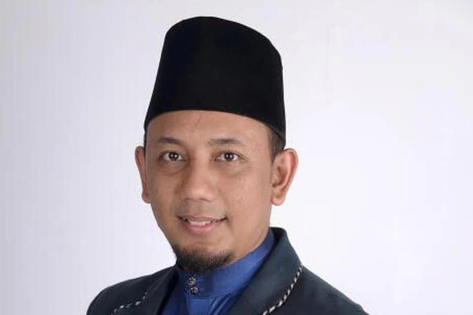 TEGUH BERSAMA: Pengurus Masjid Alkaff Kampung Melayu, Ustaz Mohd Taufiq Mohd Ismail