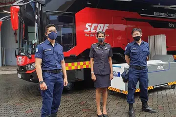 BENTUK KEMUDAHAN BERSAMA: (Dari kiri) Kapten (Dr) Arif Mohamad Roslan pegawai perubatan ORNS SCDF, Kolonel (Dr) Shalini Arulanandam, ketua pegawai perubatan SCDF dan Mejar (Dr) Luke Tay Hsien Tsung, Pembedah Konsultan ORNS SCDF telah berganding bahu bersama pegawai perubatan dan kecemasan lain untuk membentuk modul Rendaman Air Sejuk antara kemudahan yang dilengkapkan di dalam Kenderaan Pemulihan Pegawai Kecemasan. - Foto ihsan DR ARIF UZAIR MOHAMAD ROSLAN