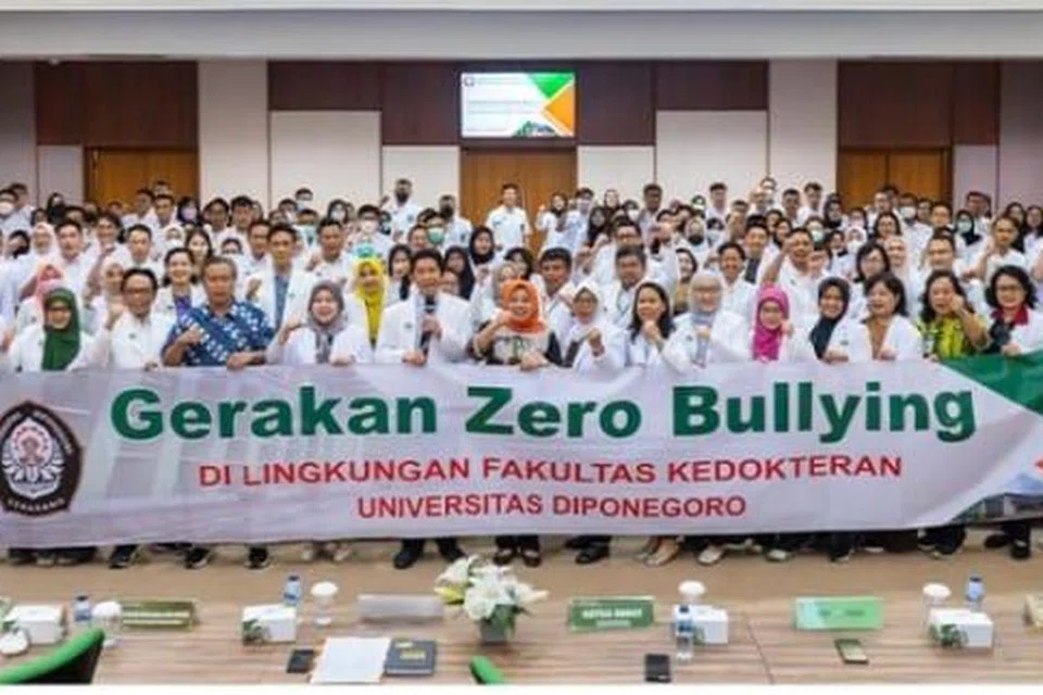 Fakulti Perubatan Universiti Diponegoro (Undip) Semarang membawa sepanduk besar “Gerakan Zero Bullying” sebagai simbol komitmen mereka memerangi budaya buli dalam kalangan pelajar perubatan