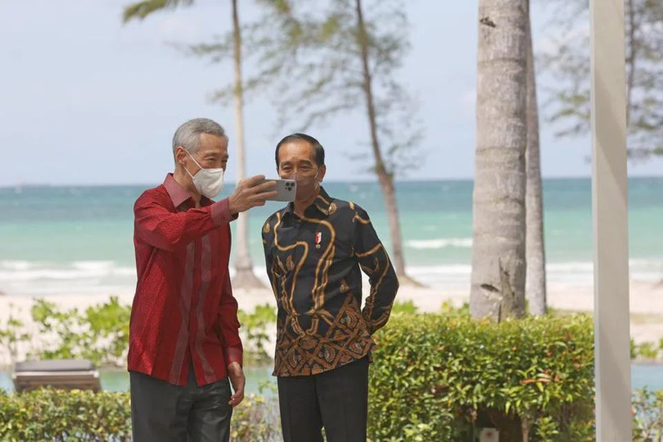 Perdana Menteri, Encik Lee Hsien Loong dan Presiden Indonesia, Encik Joko Widodo bergambar semasa pertemuan mereka di Rahat Pemimpin Singapura-Indonesia 2022 di Bintan.