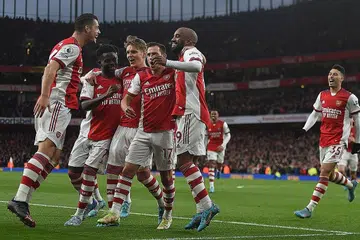 PERKUKUH KEDUDUKAN LAYAK KE JUARA LIGA-LIGA: Penyerang Arsenal, Alexandre Lacazette (paling kanan), meraikan golnya bersama rakan pasukan. erlawanan menentang Leicester kelmarin. - Foto EPA-EFE