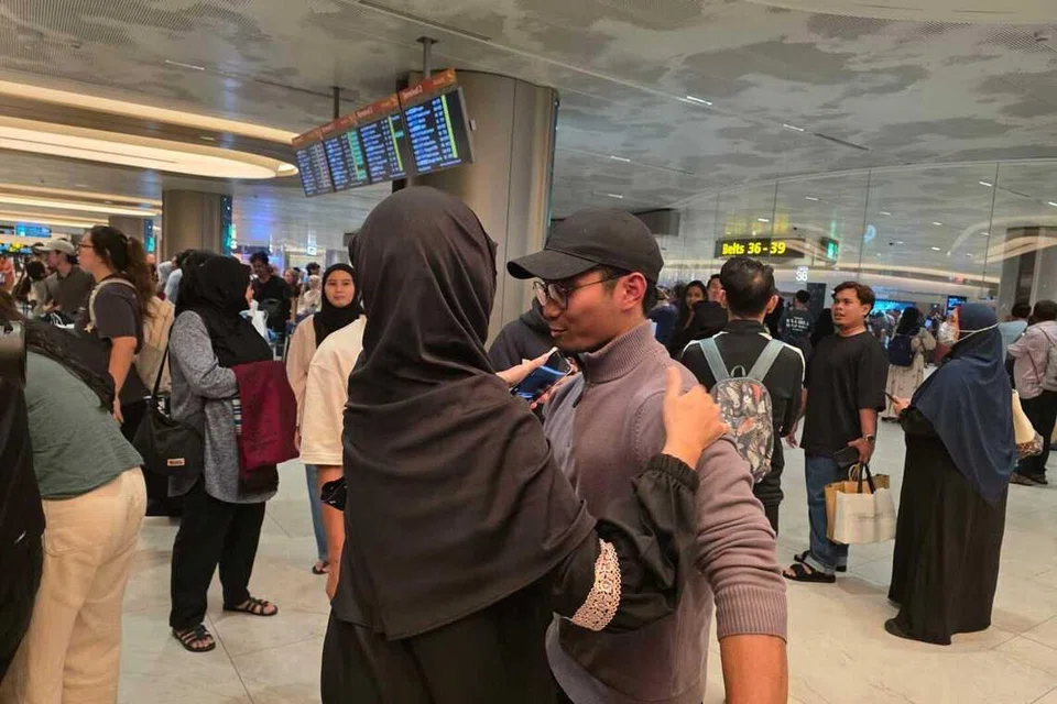 Cik Samsilawati Mohamed meyambut ketibaan anak sulungnya, Encik Solihin Zainal (kanan, topi hitam), yang belajar di Universiti Jordan.