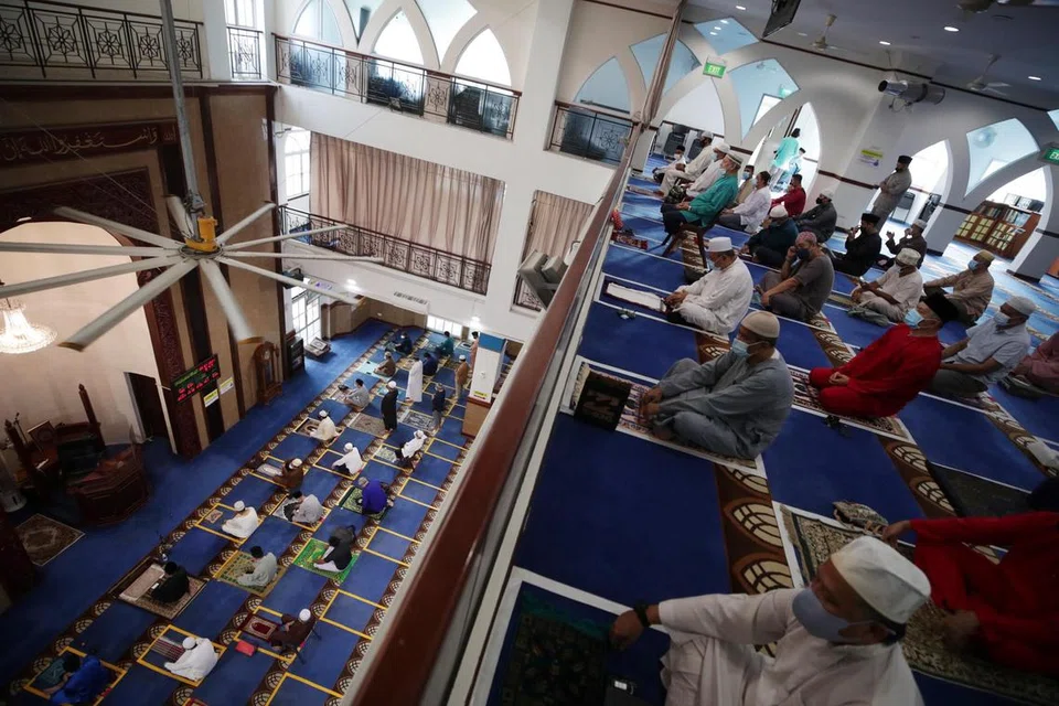 BERI BIMBINGAN: Jemaah di Masjid Al-Istighfar di Pasir Ris pada 20 Julai 2021, semasa pandemik Covid-19 masih berleluasa di sini. Bimbingan asatizah bagi masyarakat Melayu/Islam di Singapura membolehkan mereka beribadah dan meneruskan amalan agama dalam keadaan selamat semasa tempoh sukar. 