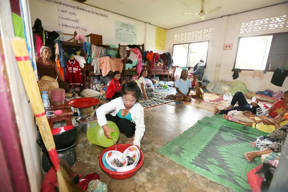 TEMPAT BERTEDUH: Beberapa penduduk yang terjejas berteduh di pusat pemindahan Sanamxay.