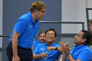 BERSAING: Ho Mun Cheong (kiri) dan Govindasamy Balasekaran (kanan) akan bersaing dalam pemilihan pucuk pimpinan Atletik Singapura (SA), esok. - Foto fail THE STRAITS TIMES