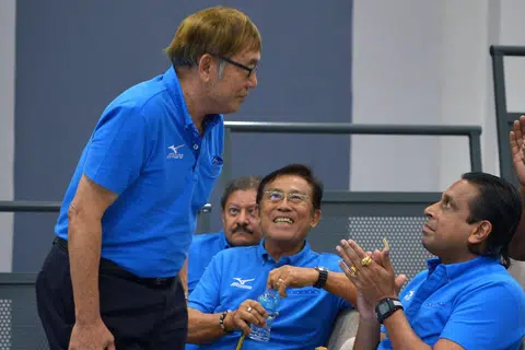 BERSAING: Ho Mun Cheong (kiri) dan Govindasamy Balasekaran (kanan) akan bersaing dalam pemilihan pucuk pimpinan Atletik Singapura (SA), esok. - Foto fail THE STRAITS TIMES