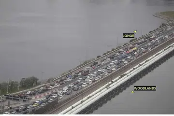 SESAK: Kesesakan trafik dilihat di koswe di kedua-dua hala untuk masuk ke Johor dan ke Singapura sekitar 10.30 pagi semalam. - Foto ONE MOTORING