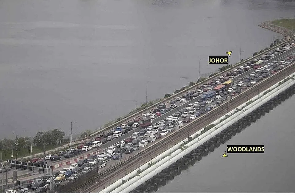 SESAK: Kesesakan trafik dilihat di koswe di kedua-dua hala untuk masuk ke Johor dan ke Singapura sekitar 10.30 pagi semalam. - Foto ONE MOTORING