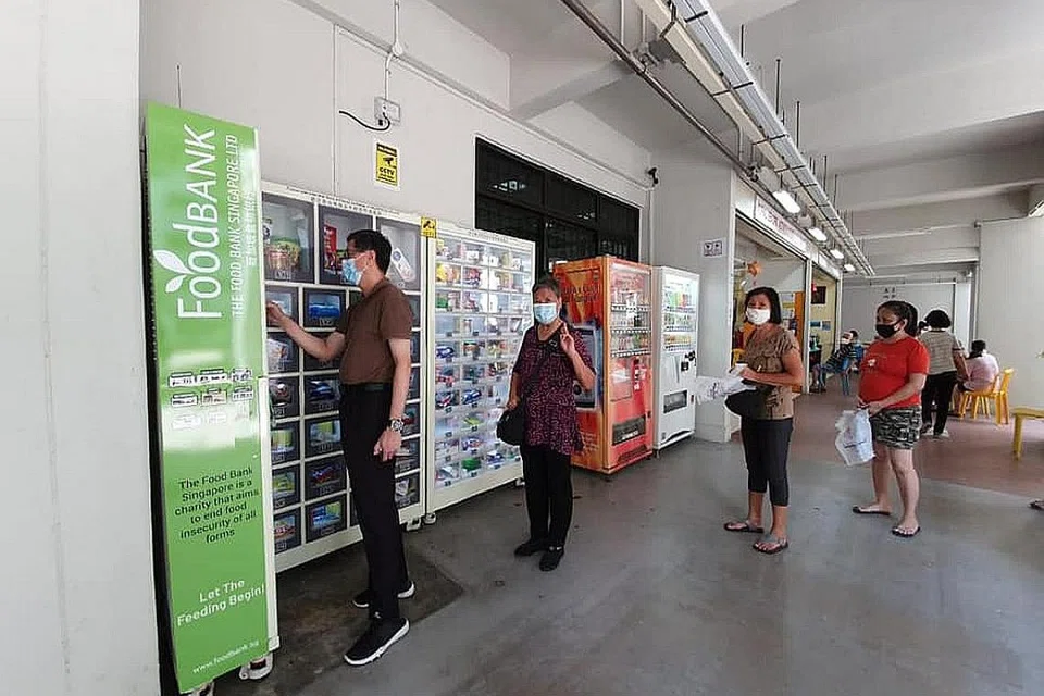 BANTUAN MAKANAN MELALUI MESIN: Keluarga penerima bantuan The Food Bank Singapore kini boleh mendapatkan bantuan makanan mereka dari mesin layan diri Food Pantry 2.0 di empat estet perumahan, dengan rancangan melancarkan 20 mesin baru menjelang akhir tahun ini. - Foto BANK MAKANAN SINGAPURA