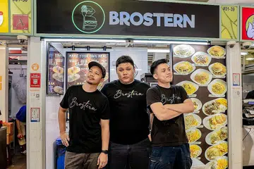 MULAKAN INOVASI BARU:(Dari kanan) Encik Roimy Tan dan pemilik bersama lain, Encik Raimy Tan dan Encik Muhammad Khairul Sulaiman telah gunakan media sosial Brostern untuk mengiklankan inisiatif beli-berkumpulan bersama peniaga-peniaga lain di pusat penjaja itu. - Foto BM oleh NUR DIYANA TAHA
