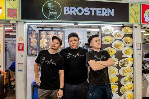 MULAKAN INOVASI BARU:(Dari kanan) Encik Roimy Tan dan pemilik bersama lain, Encik Raimy Tan dan Encik Muhammad Khairul Sulaiman telah gunakan media sosial Brostern untuk mengiklankan inisiatif beli-berkumpulan bersama peniaga-peniaga lain di pusat penjaja itu. - Foto BM oleh NUR DIYANA TAHA