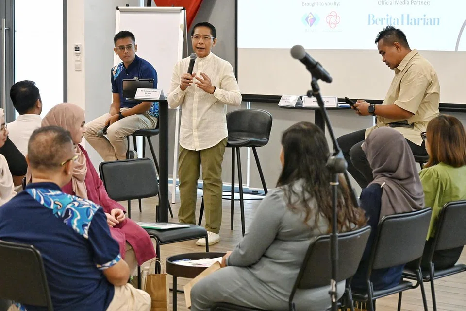 Dr Mohamad Maliki Osman menjawab pelbagai soalan yang diajukan belia semasa sesi Dialog Pasca-Belanjawan M³ anjuran Majlis Jawatankuasa Eksekutif Kegiatan Melayu Persatuan Rakyat (PA Mesra) di Kelab Masyarakat Siglap, termasuk tentang langkah sokongan untuk keluarga besar dan peningkatan kemahiran untuk pekerja. Bersama beliau ialah AP GRC Pasir Ris-Punggol, Encik Sharael Taha (kanan) dan moderator, Encik Mohamad Fariezan Abas (kiri).