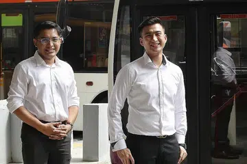 BERANI BANTU: Encik Mu'tasim (kiri) dan Encik Tan dihargai atas jasa dan keberanian mereka untuk membantu bas kapten yang diserang pada 15 September lalu. - Foto ZAOBAO