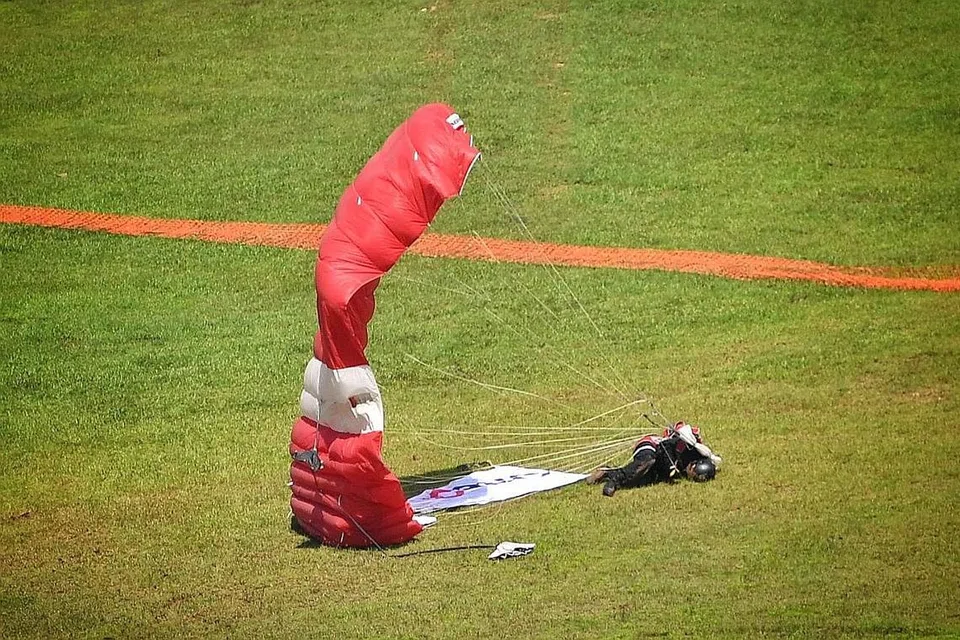 TIDAK BERGERAK: Anggota Red Lions tidak bergerak selepas mendarat di Bishan semalam. - Foto BH oleh CHONG JUN LIANG