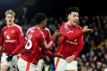 Pemain pertahanan Manchested United, Lisandro Martinez (kanan), meraikan gol kemenangan United menentang Fulham pada 27 Januari. Kemenangan 1-0 itu sangat bermakna bagi United memandangkan prestasi mereka yang hambar baru-baru ini. 