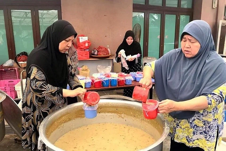 JAYAKAN KEGIATAN: Para sukarelawan di Masjid Alkaff Kampung Melayu menjayakan aktiviti amal di masjid tersebut. Foto diambil pada tahun 2019, sebelum Covid-19. - Foto MASJID ALKAFF KAMPUNG MELAYU