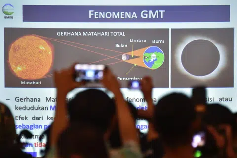 GERHANA MATAHARI PENUH: Pihak media menerima taklimat daripada pihak berkuasa Indonesia mengenai fenomena gerhana matahari penuh yang bakal berlaku pada 9 Mac ini yang hanya boleh dilihat di sebahagian kawasan di Indonesia.