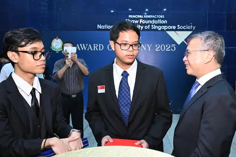 Menteri Undang-Undang merangkap Menteri Kedua (Ehwal Dalam Negeri), Encik Edwin Tong (kanan), bersama penerima Anugerah Bestari Gemilang, Encik Muhamad Rayn Zainudin (tengah), dan penerima Anugerah Bestari Cemerlang, Encik Fazli Zaini, dalam Majlis Anugerah Persatuan Persuratan Pemuda Pemudi (4PM) ITE 2025 pada 28 November. 