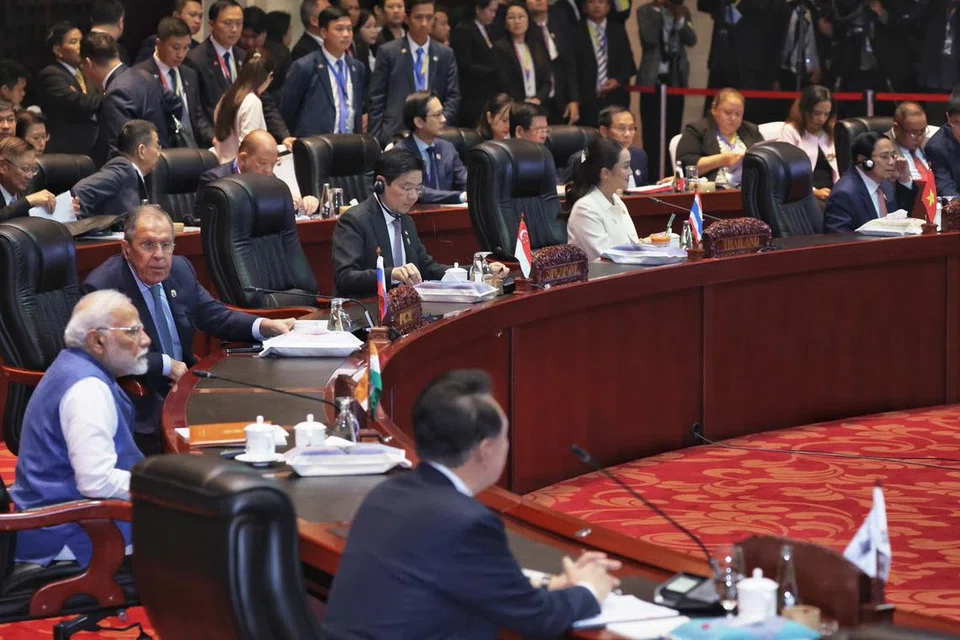 Perdana Menteri, Encik Lawrence Wong (empat dari kiri) kini sedang mengadakan lawatan ke Vientiane, Laos, hingga 12 Oktober bagi Sidang Puncak Asean yang ke-44 dan ke-45 dan Sidang Puncak Berkaitan.